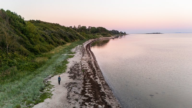 Wanderin am Kulhuse Strand im Fjordland