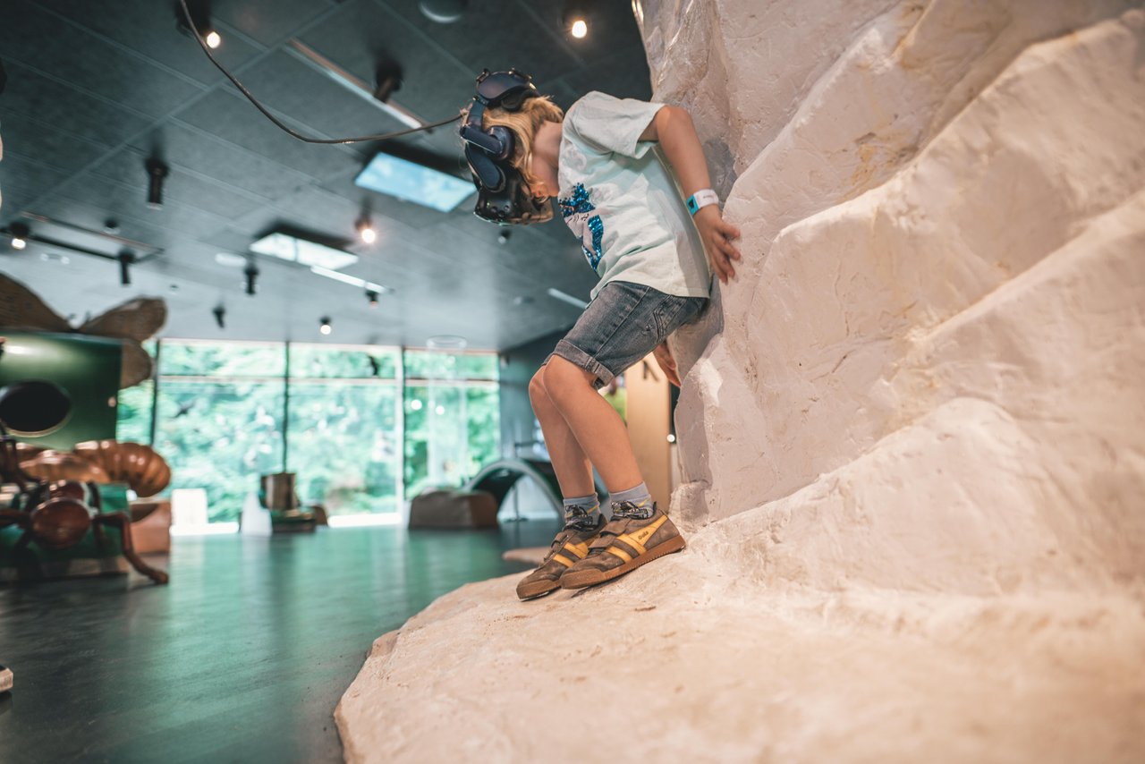 Junge im Geo Center Møns Klint