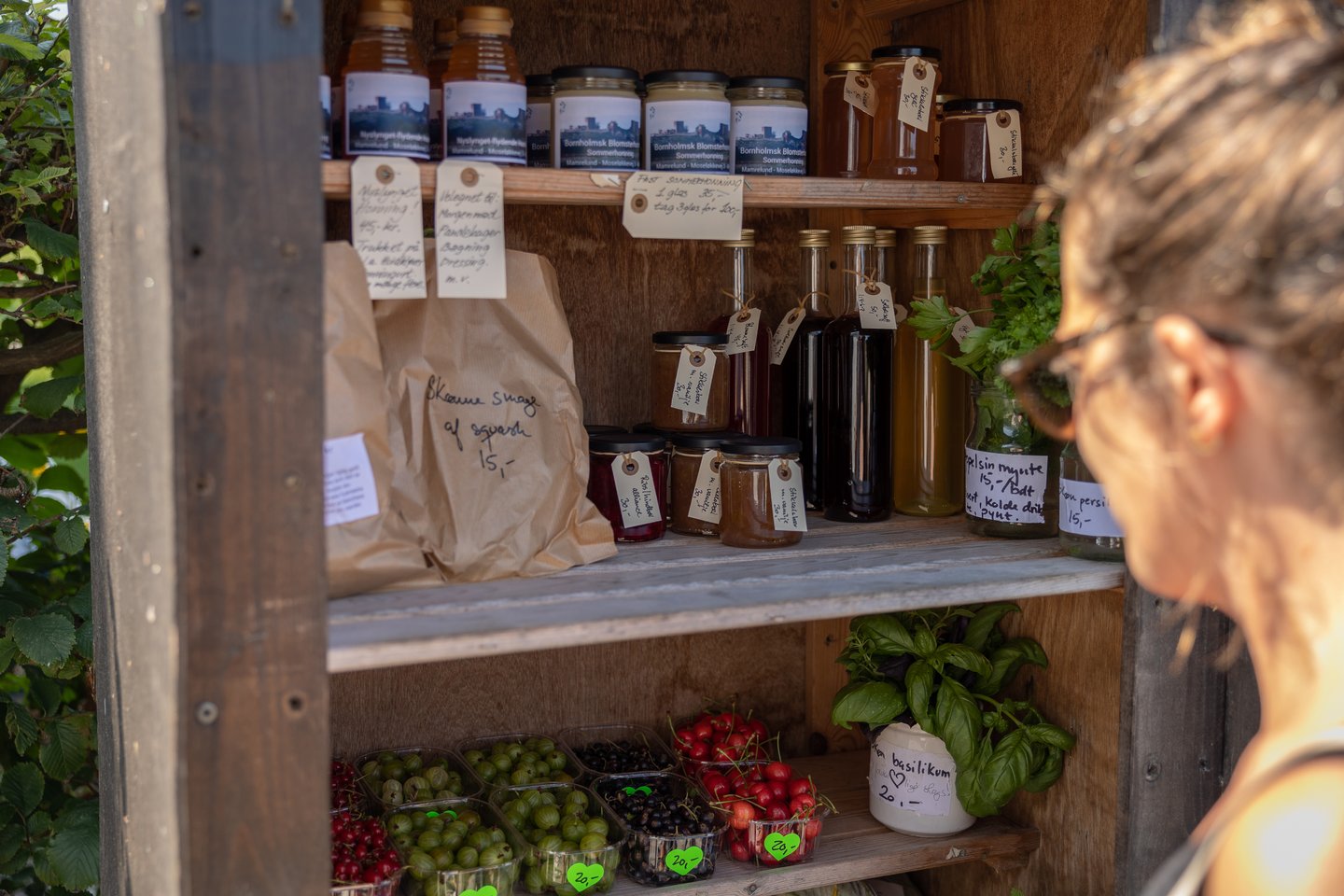 Woman looking at foodstall vejbod 