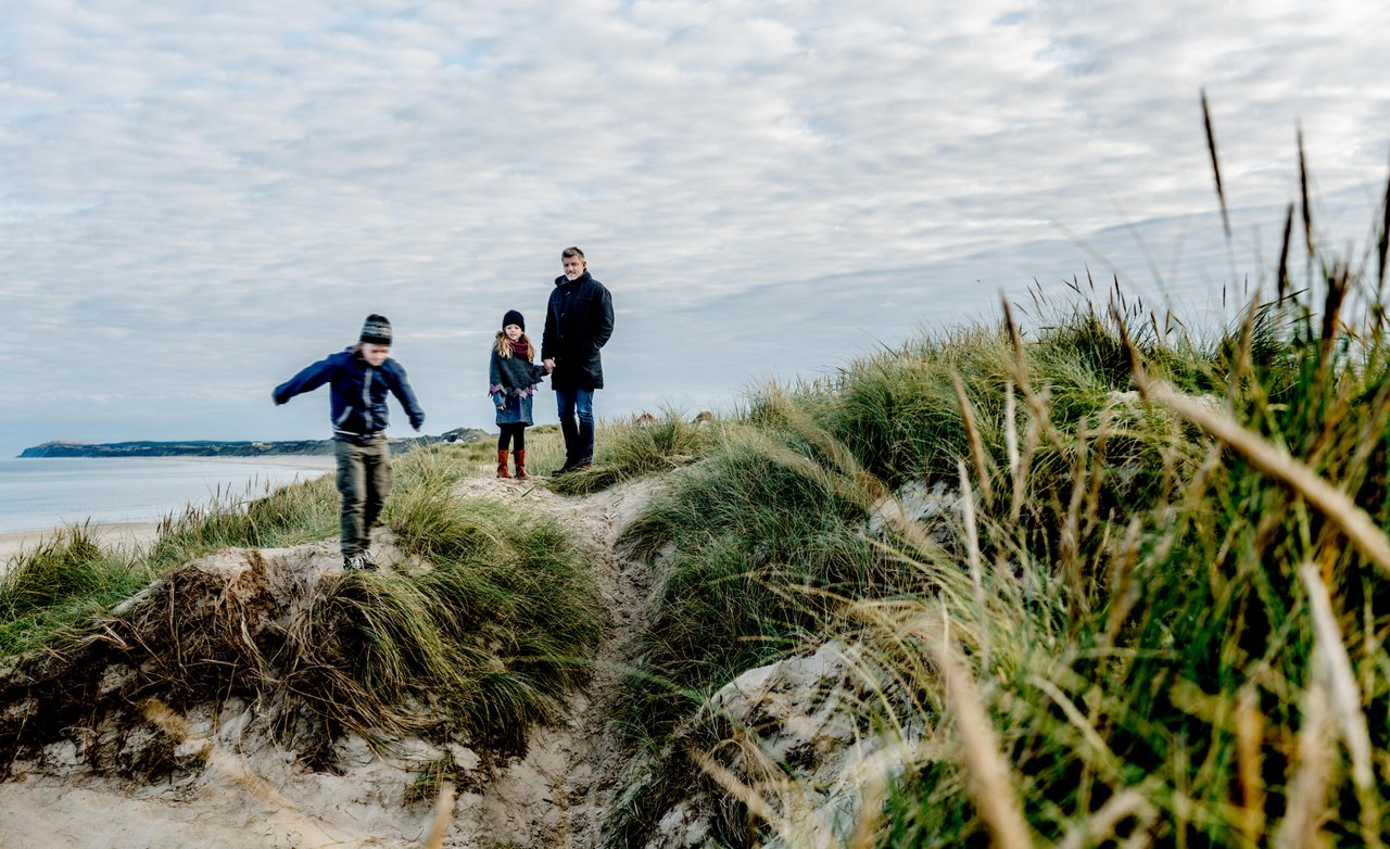 Familie på strand i Løkken