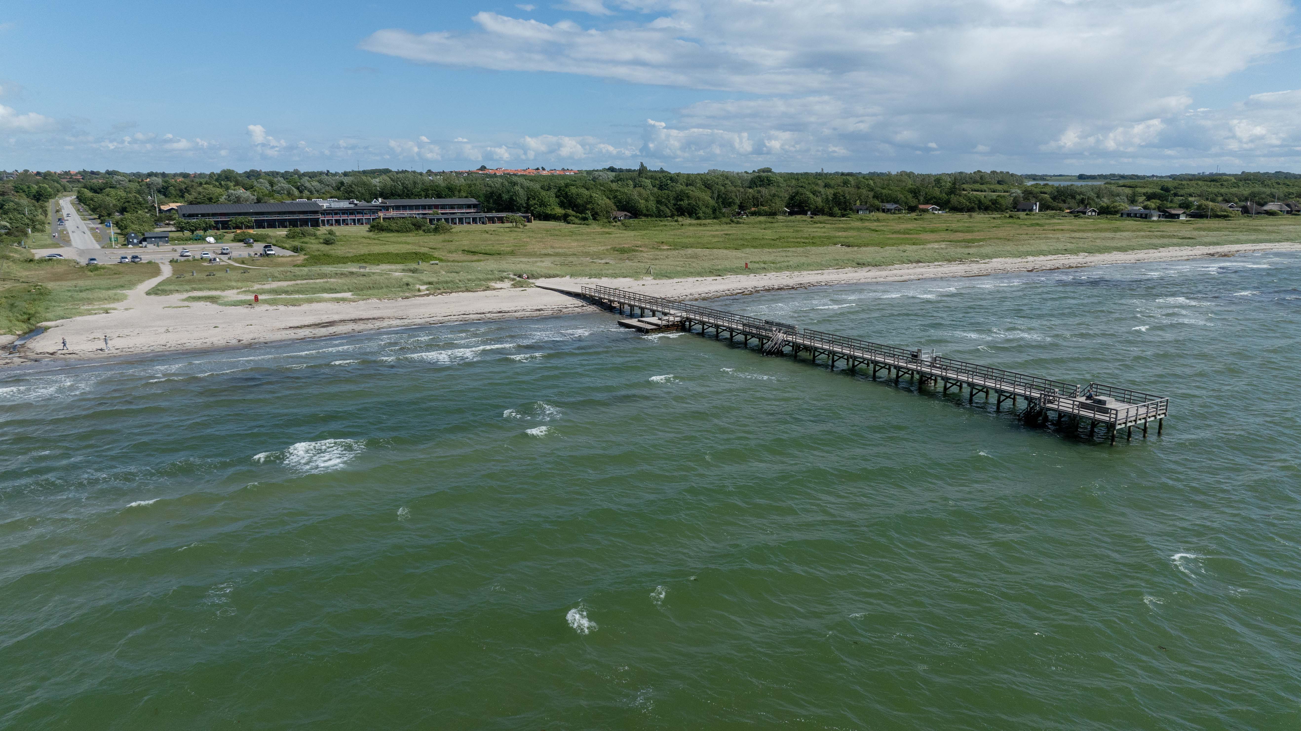 Het rustige Kobæk strand met badbrug in Denemarken
