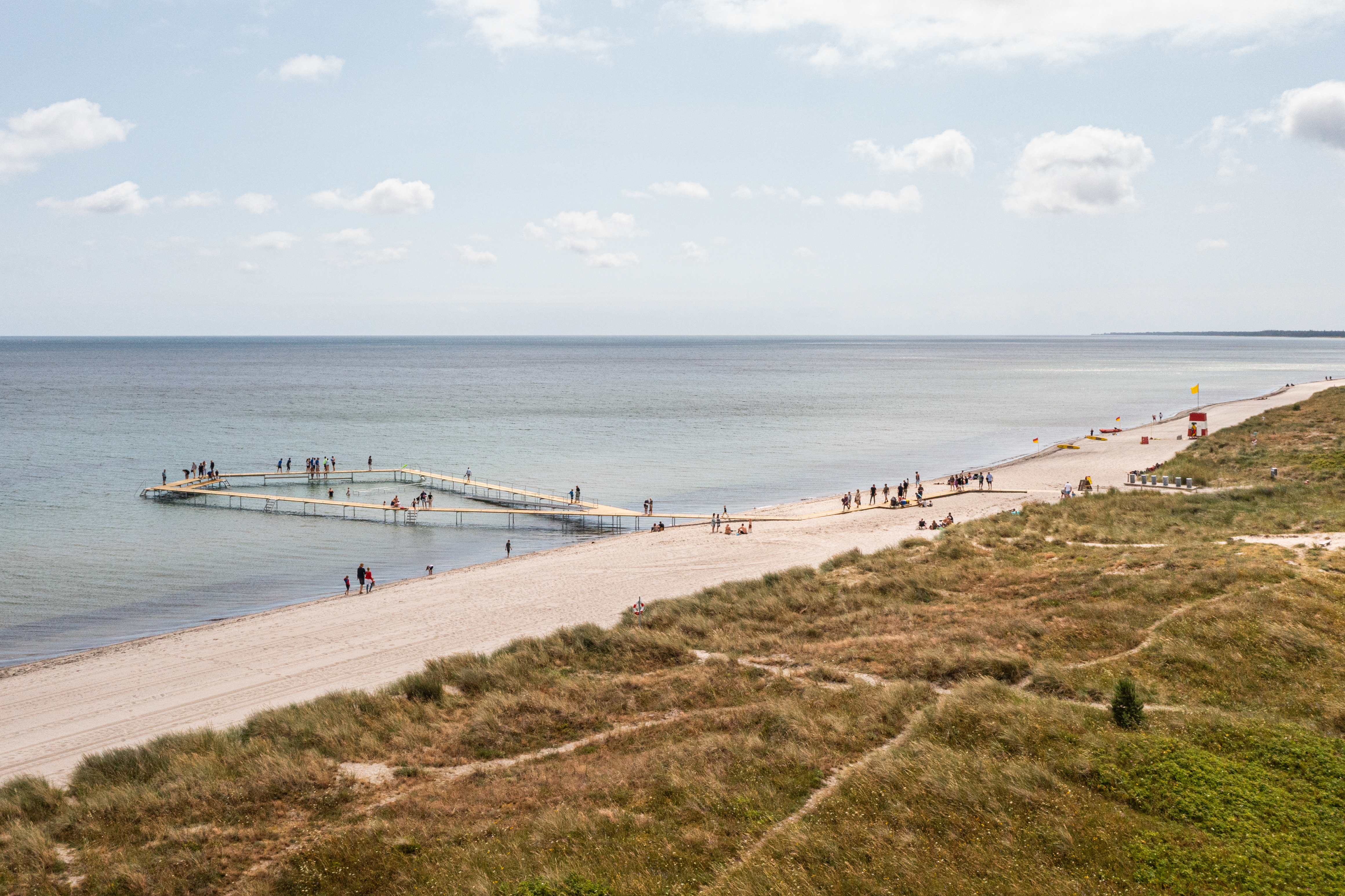Marielyst Strand met badbrug op het Deense eiland Falster