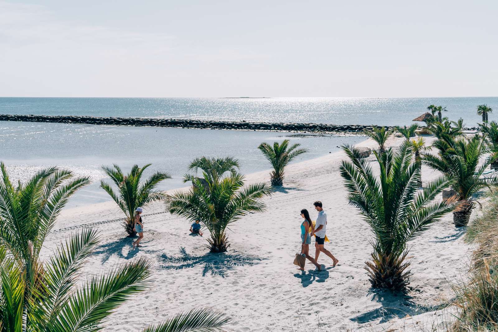 Familie die vakantie viert op het Palmenstrand in Noord-Jutland, vlakbij Frederikshavn