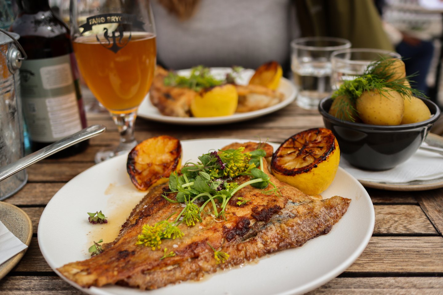 Plattfisch auf einem Teller