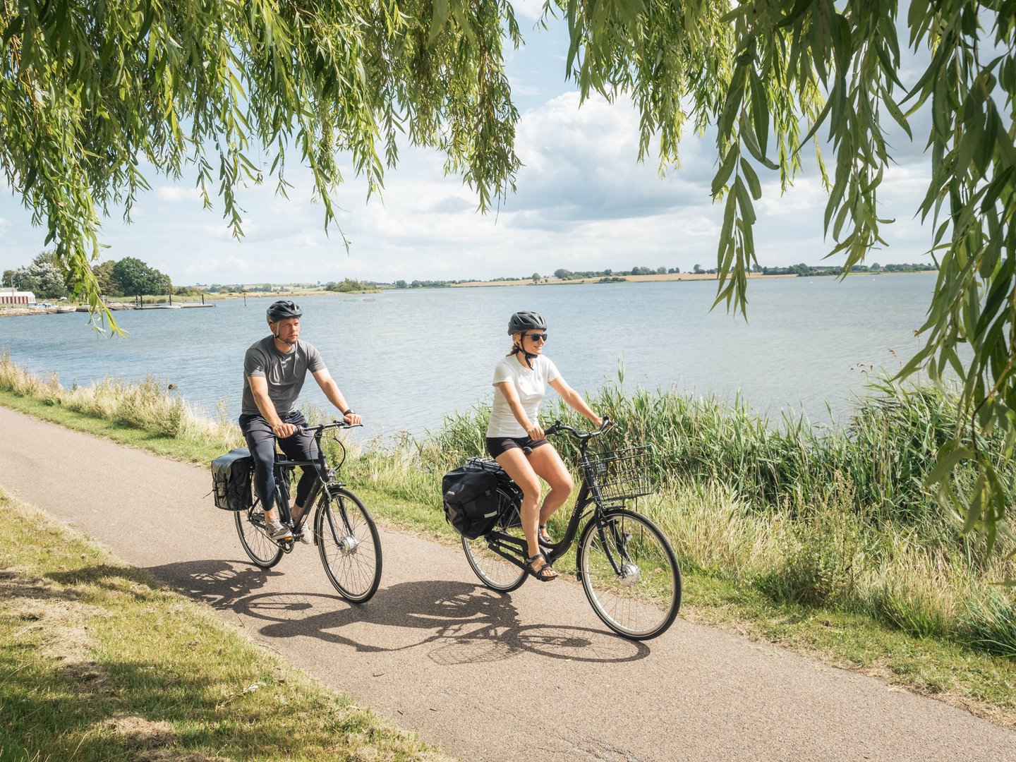 Paar auf dem Fahrrad an der dänischen Ostseeküste