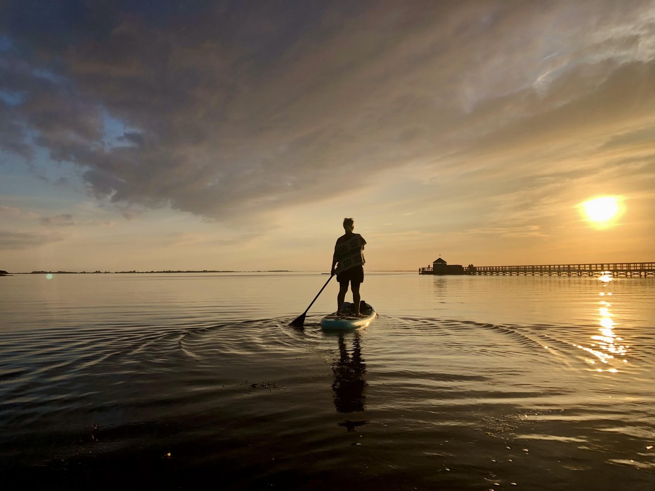 Stand-Up-Paddlerin im Sonnenuntergang auf Lolland-Falster