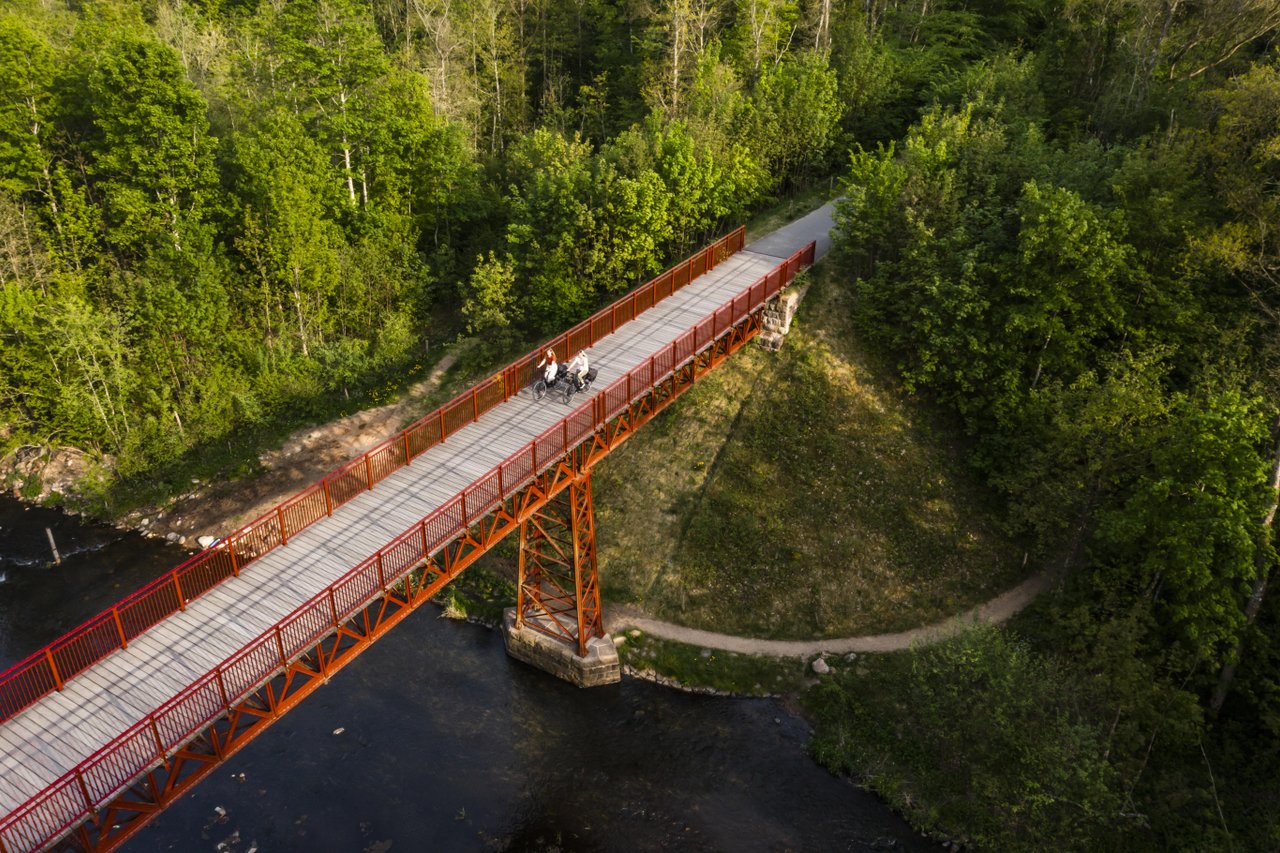 Zwei Radfahrerinnen auf der Wiedergefundenen Brücke