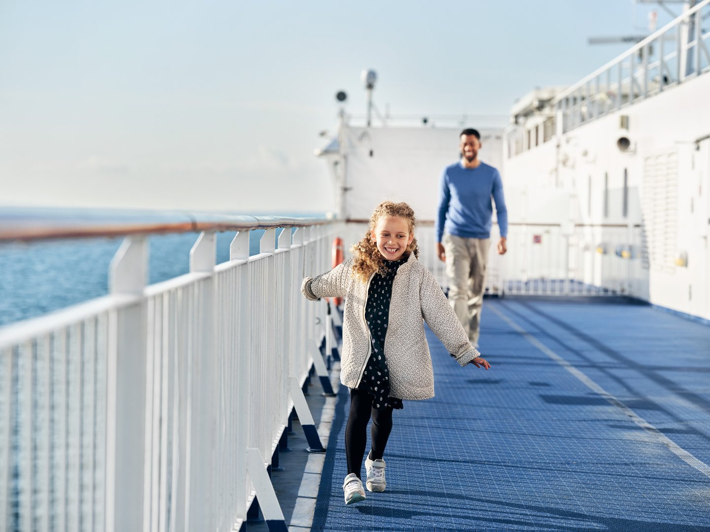 Vader en dochter op een Scandlines veerboot naar Denemarken vanuit Duitsland.
