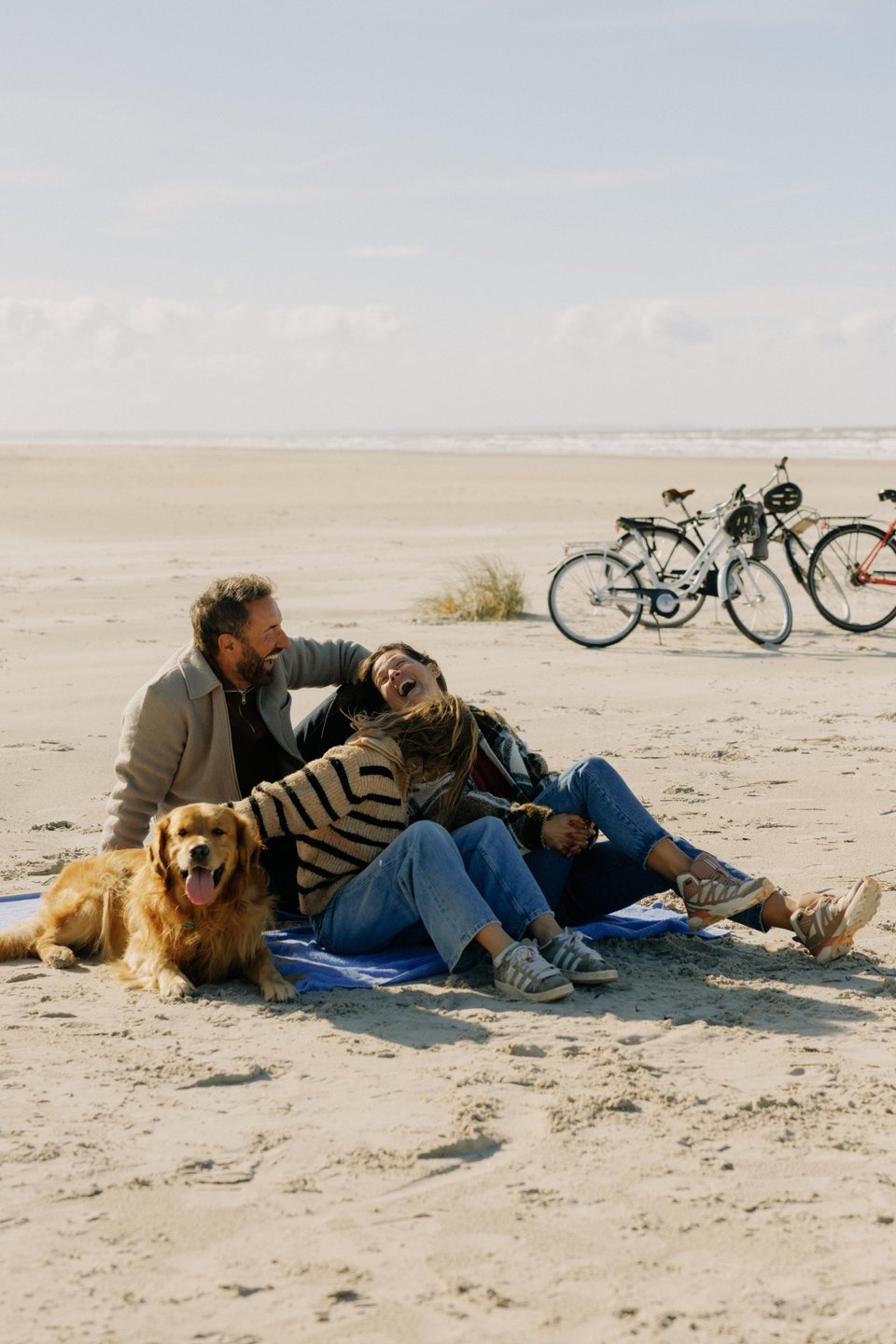 Familie die ontspant op Saltum strand aan de Noordwestkust van Denemarken