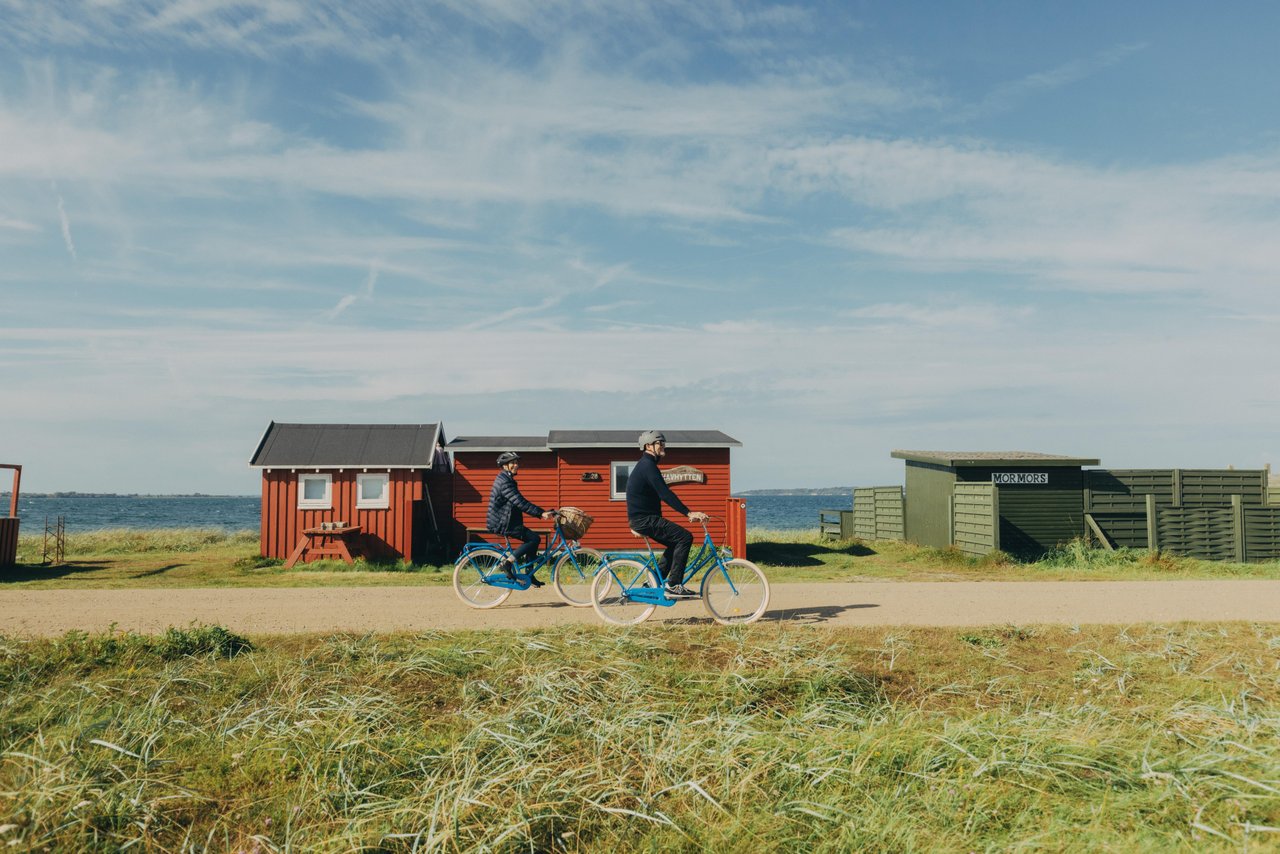 Ein Paar auf einem Fahrrad in Faaborg auf Fyn
