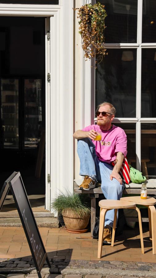 Utendørsservering på cafe på Fyn
