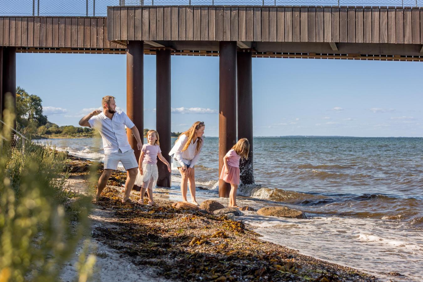 Familie loopt op het strand bij Center Parcs Nordborg Resort