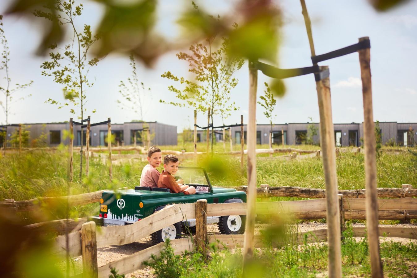 Kinderen in een kleine auto bij Center Parcs Nordborg Resort in Denemarken