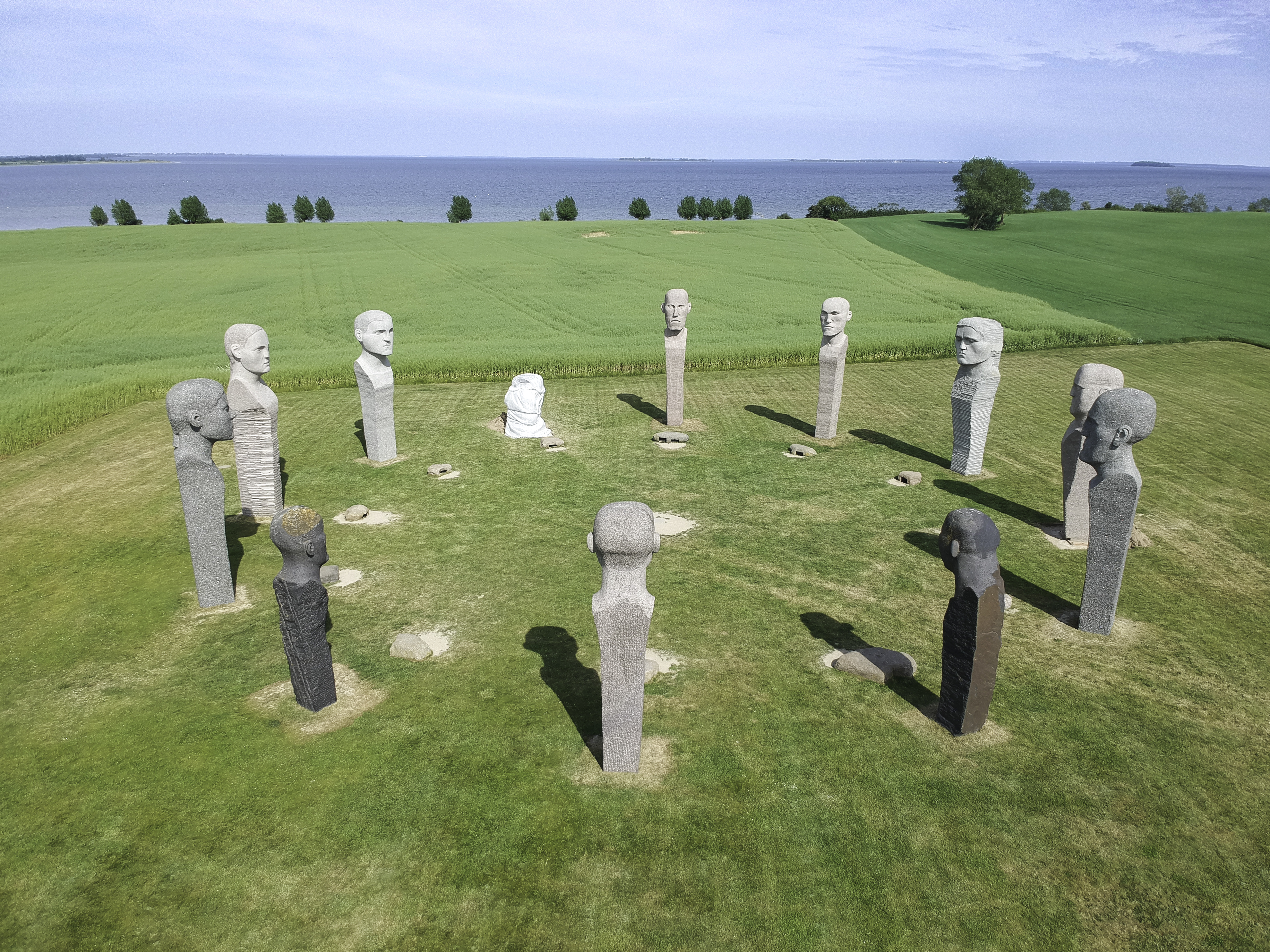Luftaufnahme der monumentalen Steinskulpturen des Kunstprojekts Dodekalitten auf Lolland.