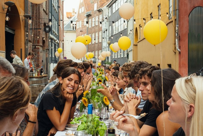 Samen eten in de straten van Kopenhagen