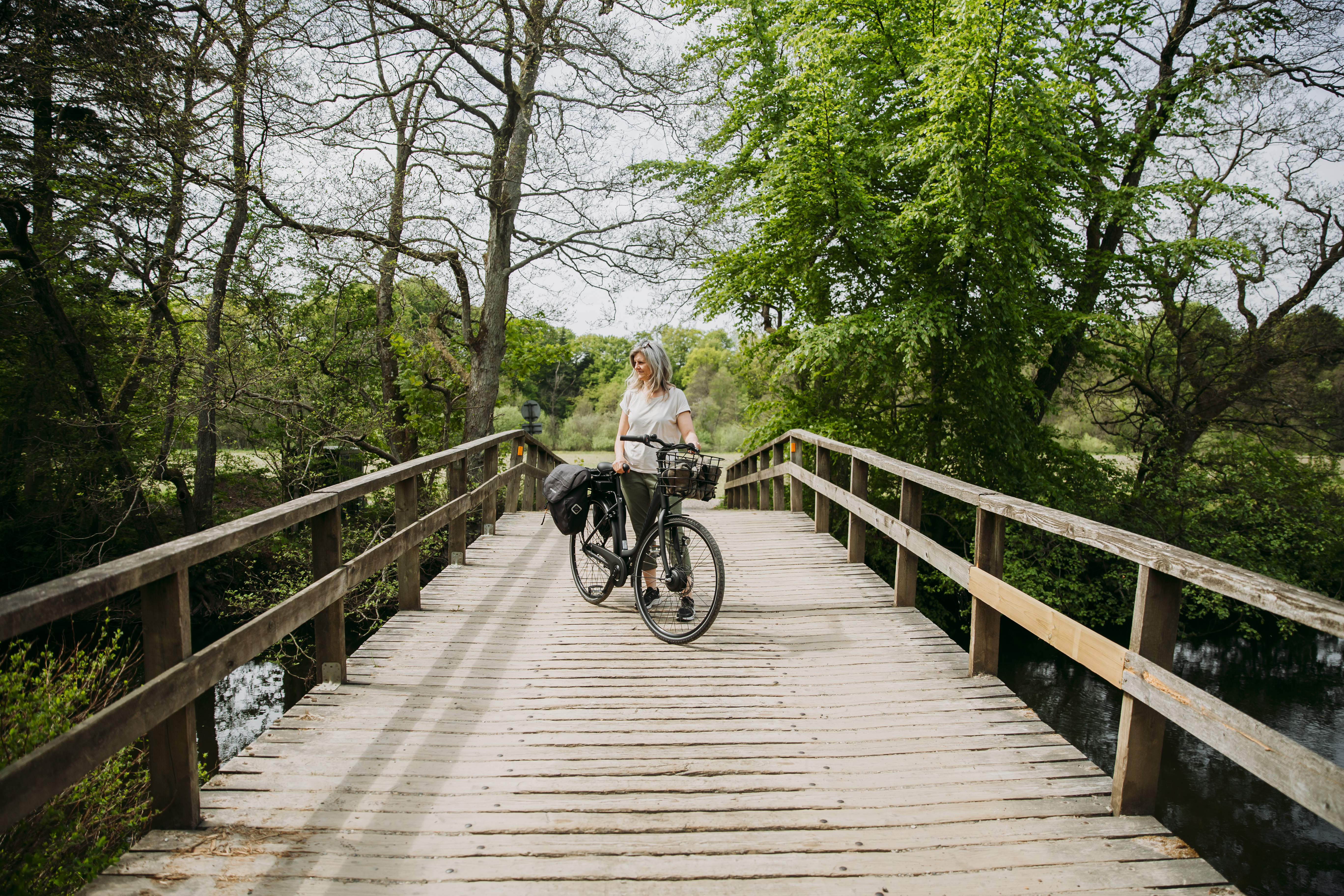 kvinde på cykel ved sukkertoppen