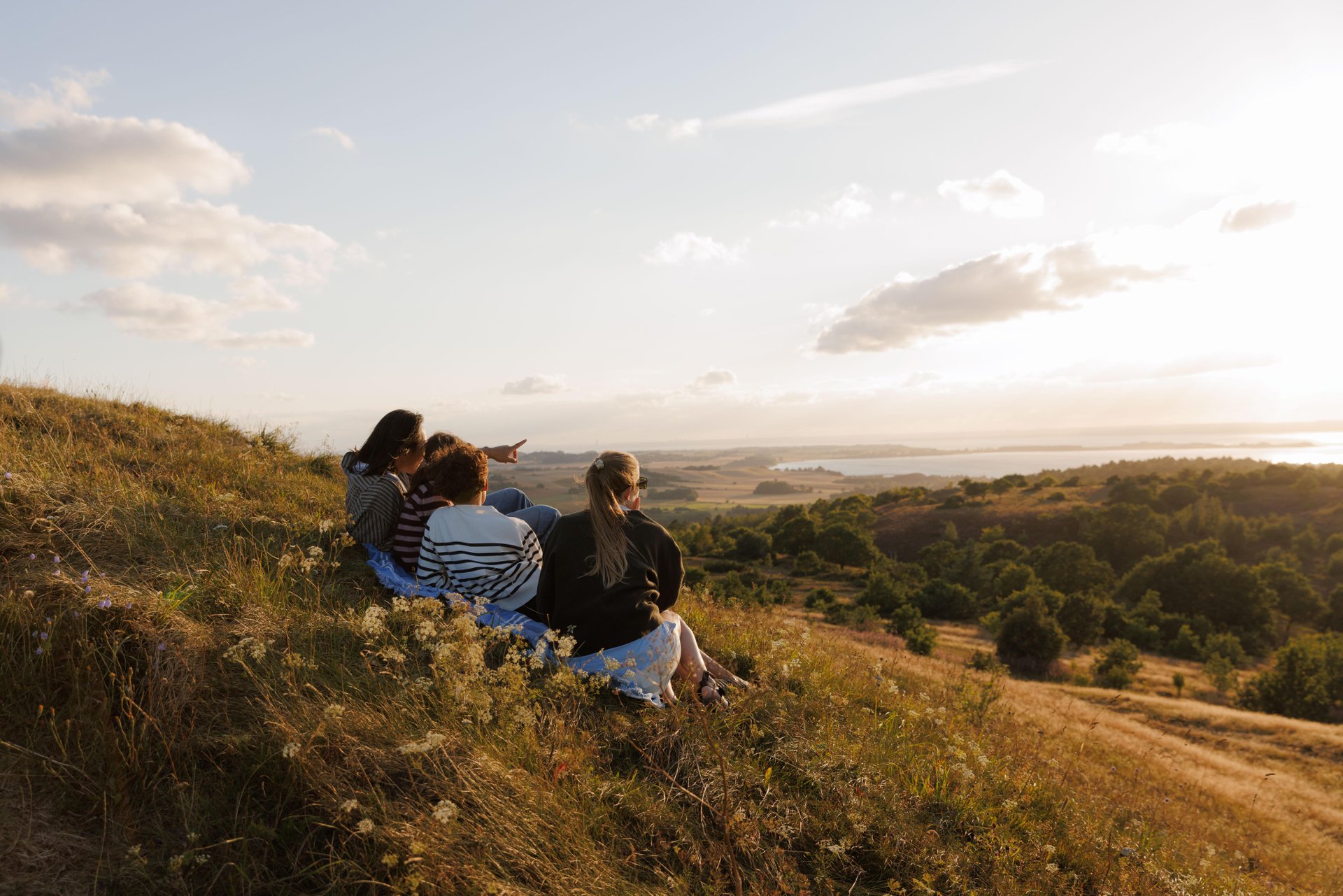 Familie sitzt auf Mols Bjerge