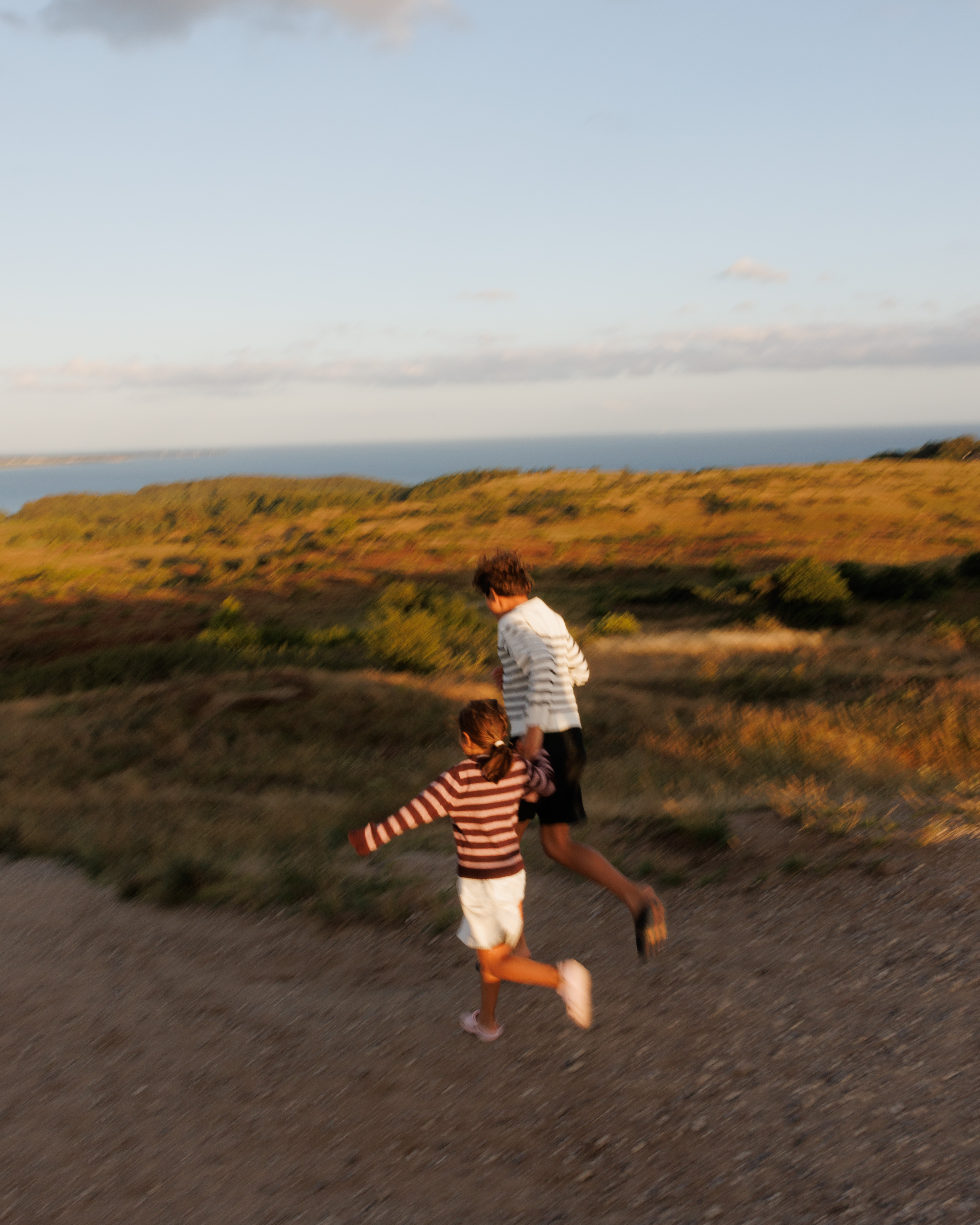 Two kids running down Mols Bjerge in Jutland