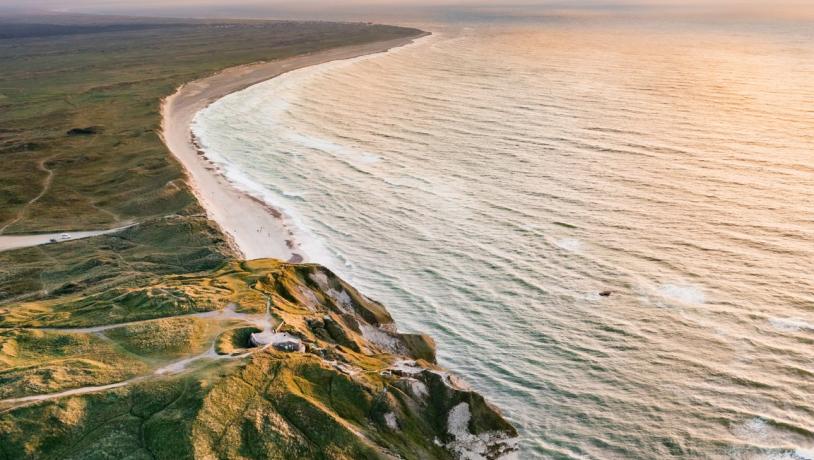 Das Bild zeigt Bulbjerg, eine Kalksteinklippe und die schöne Natur 