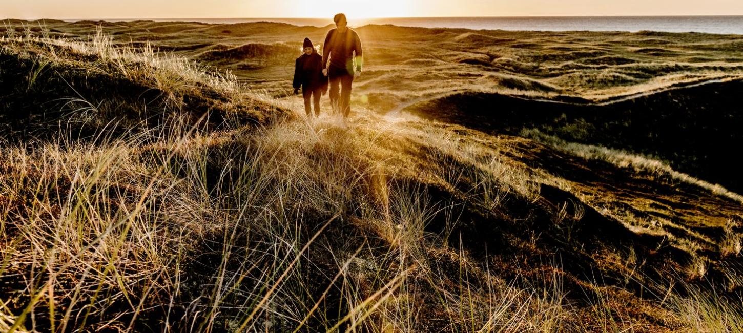 Par på gåtur i solskinnet i Nationalpark Thy 