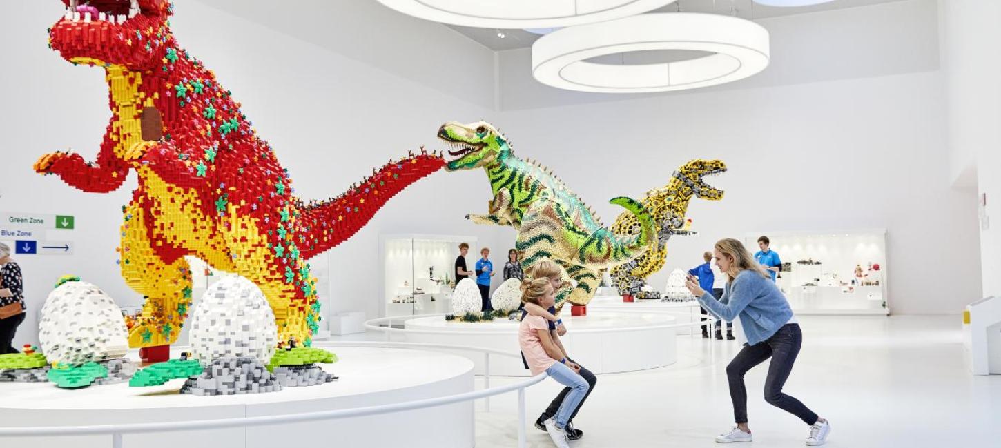 Dinosaurier aus LEGO Steinen im LEGO House in Billund