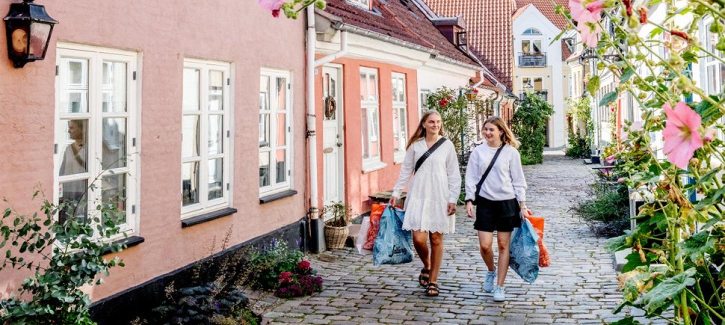 Zwei Frauen gehen shoppen in der Altstadt von Aalborg, Dänemark