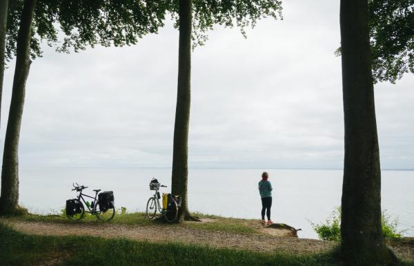 A woman enjoying the view in South Jutland during a pitstop along the N8 bike route
