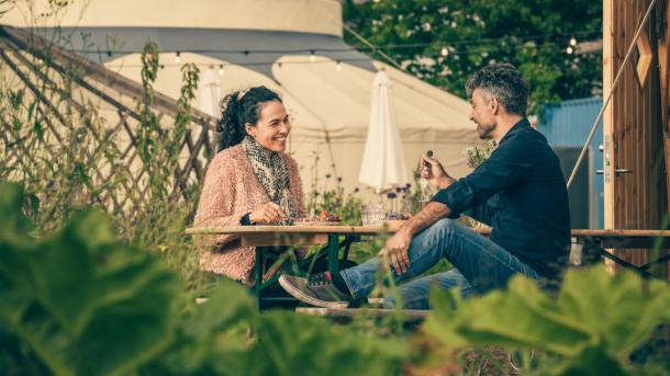 Par sitter utenfor og spiser ved Øens Have i København