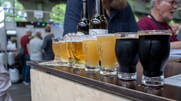 Flere glass med øl oppstilt på en bar under Copenhagen Beer Festival