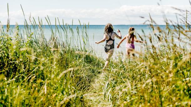 Barn løper på stranden på Samsø, Danmark