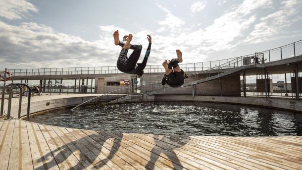 Children jumping in the Harbor Bath in Aarhus 