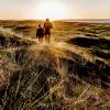 Par på gåtur i solskinnet i Nationalpark Thy 