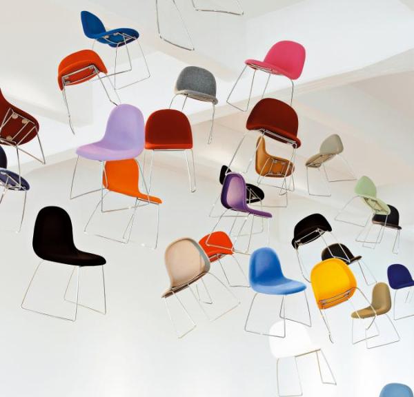 Bunte Designerstühle der dänischen Marke GUBI