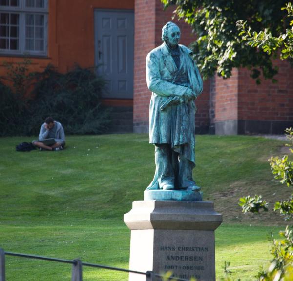 Statue af H C Andersen i Eventyrhaven, Odense