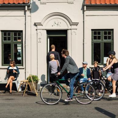 Hyggelige Straße und Kaffebar in Aarhus, Dänemarks zweitgrößter Stadt
