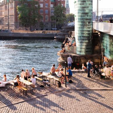 Menschen kommen zusammen bei der Knippelsbro-Brücke in Kopenhagen
