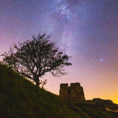 Stjernehimmel over Kalø Slotsruin i Mols Bjerg Nationalpark.