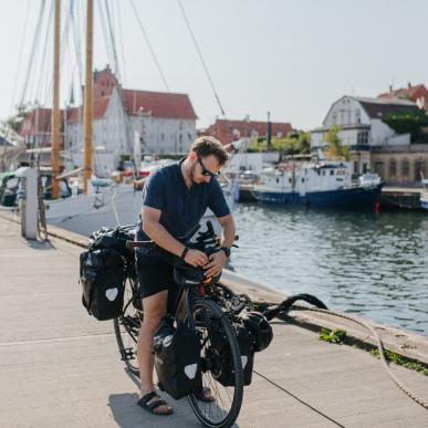 Mann på sykkel ved Gammel Havn i Fredericia