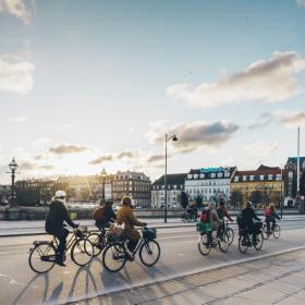 Cyclists on Dronning Louise's bridge