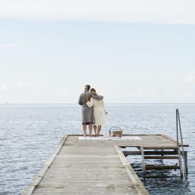 Paar am Badesteg von Nysted auf der Dänischen Ostseeinsel Lolland
