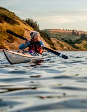 Kayakfahren auf dem Limfjord im dänischen Nordjütland