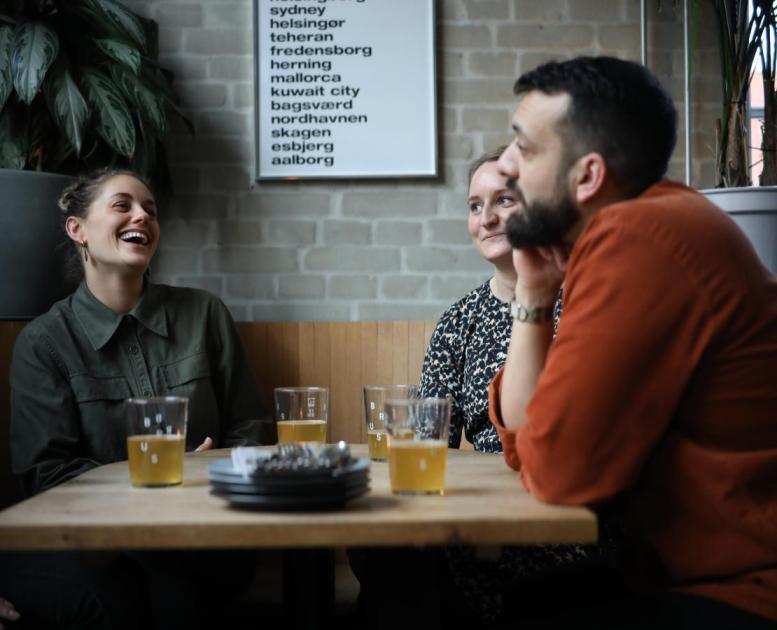Freundesgruppe beim Biertrinken in der Kopenhagener Bar BRUS