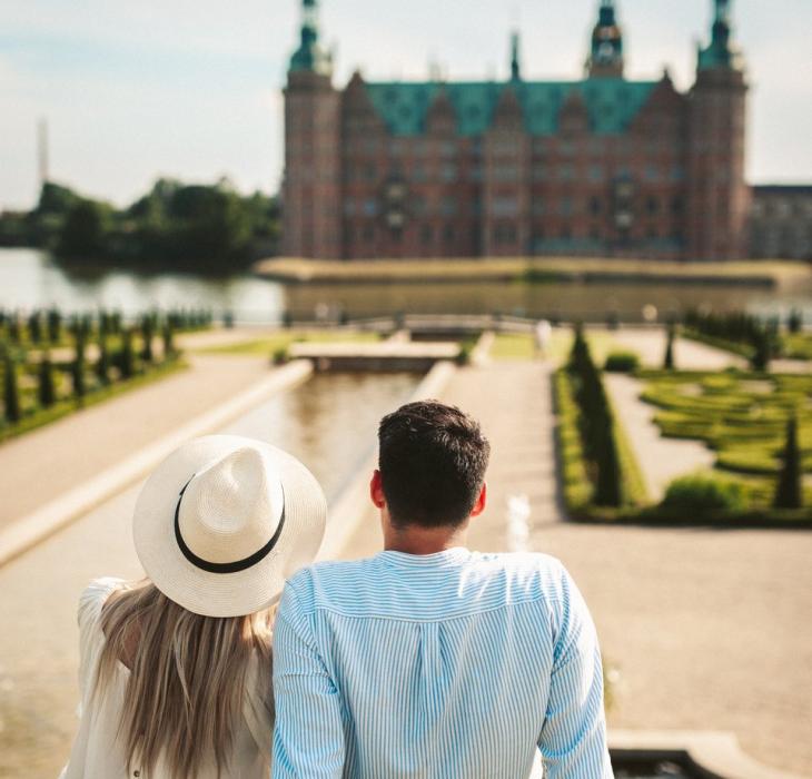 Couple looking at Frederiksborg Castle
