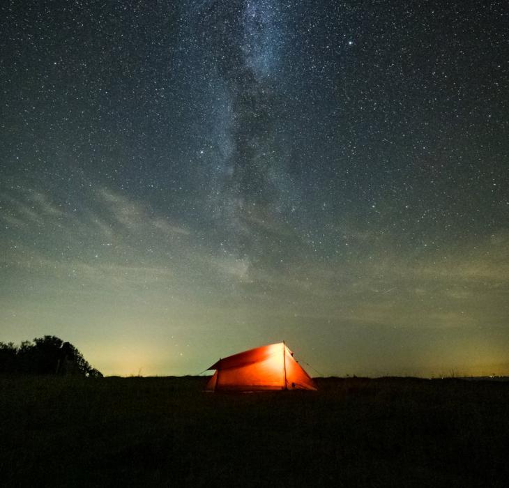 Zelt unter dem Sternenhimmel in Fyns Hoved, Dänemark