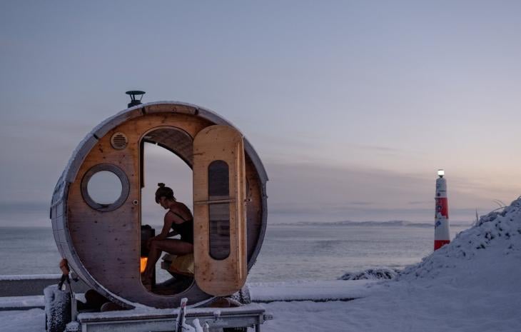 Kvinne i sauna på vestkysten av Danmark